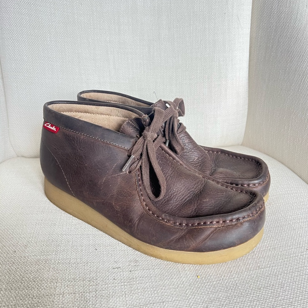 Clarks Wallabees Women’s brown leather lace up 8.5